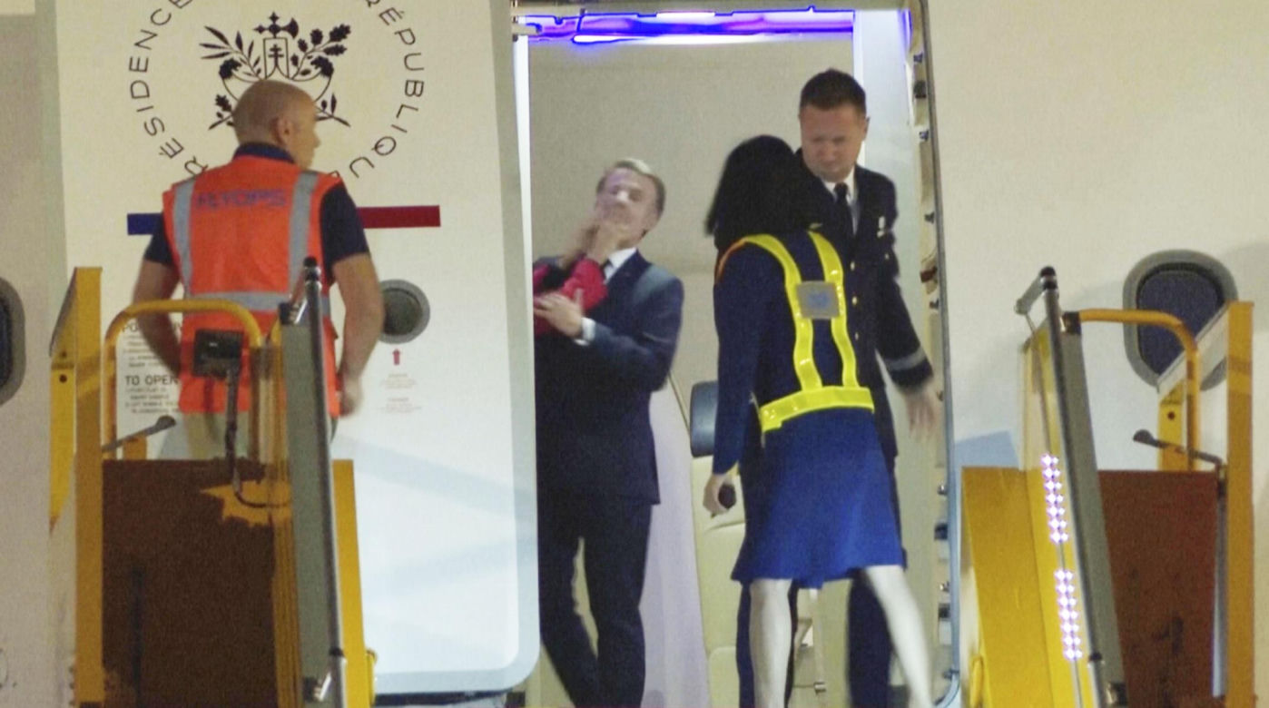 Francja/ Pałac Elizejski tonuje gwałtowny gest Brigitte Macron wobec męża, uchwycony przez kamery