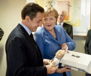 Nicolas Sarkozy dostał od Angeli Merkel pluszowego misia dla Giulii
