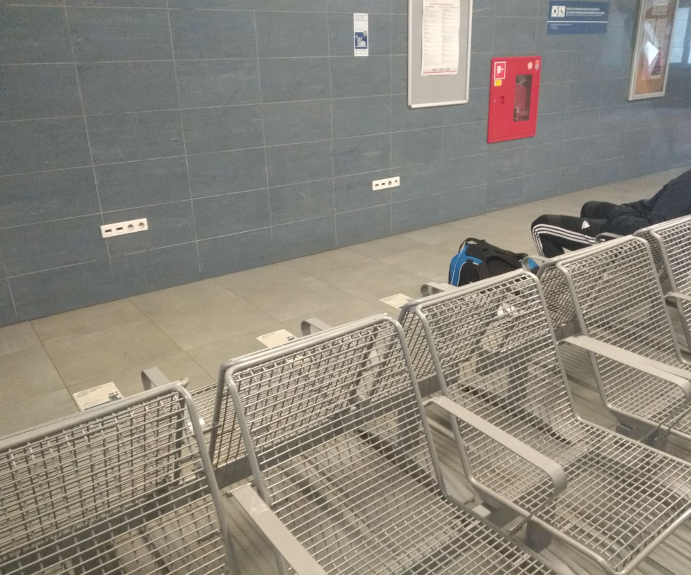 W poczekalni przez dłuższy czas nie działały gniazdka elektryczne. 