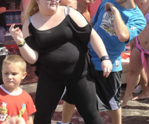 Weronika Grycan TAŃCZY na PLAŻY z dziećmi - ZDJĘCIA