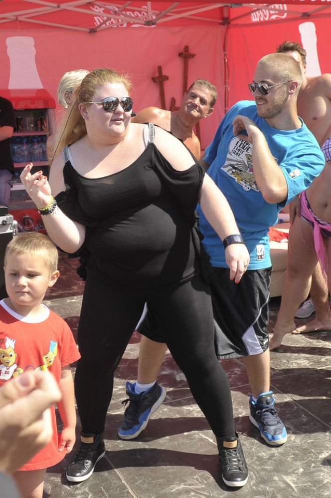 Weronika Grycan TAŃCZY na PLAŻY z dziećmi - ZDJĘCIA