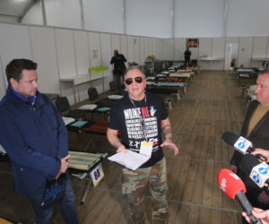 Zdjęcia z konferencji przy namiocie dla uchodźców przy Dworcu Wschodnim