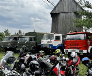 Jubileuszowy 20. Świętokrzyski Moto-Piknik w Tokarni. Kultowe pojazdy, pokazy i muzyczna scena w Muzeum Wsi Kieleckiej