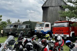 Jubileuszowy 20. Świętokrzyski Moto-Piknik w Tokarni. Kultowe pojazdy, pokazy i muzyczna scena w Muzeum Wsi Kieleckiej
