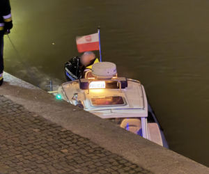 Unoszące się na wodzie ciało