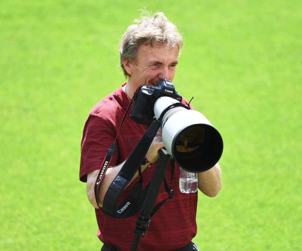 Zbigniew Boniek z aparatem fotograficznym na boisku. O jego opinii o reprezentacji Argentyny przeczytasz na SE Supersport.