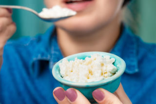 Sekret długowieczności i energii? Sprawdź, co serek wiejski robi z twoim ciałem każdego dnia