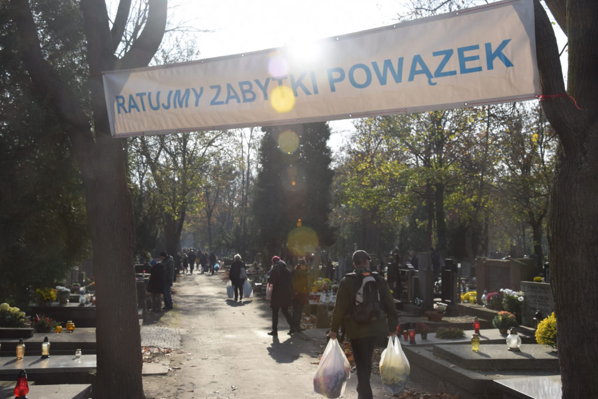 Znani kwestują na Powązkach
