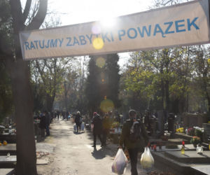 Znani kwestują na Powązkach