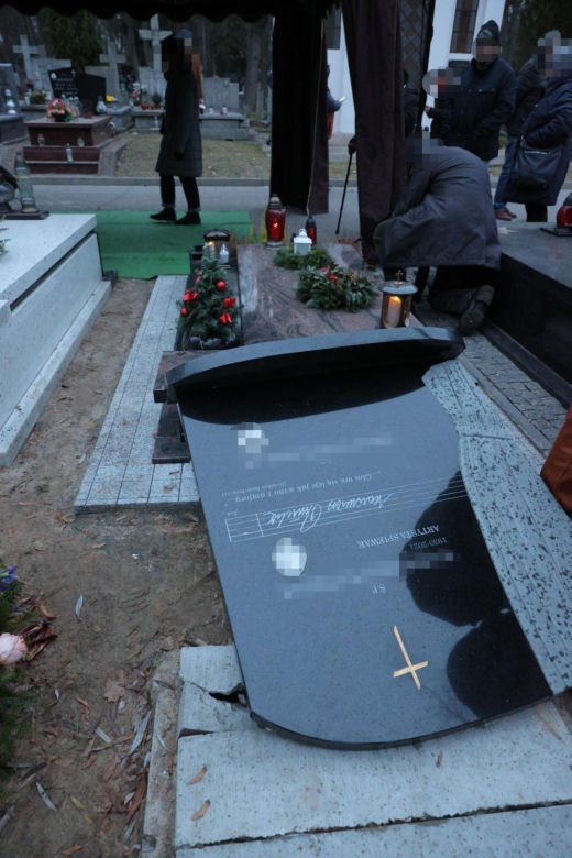 Żałobnik przewrócił pomnik na pogrzebie Kamińskiego