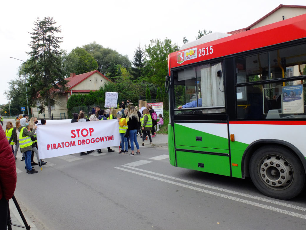 Kilka dni temu pod kołami auta zginął 9-latek. Mieszkańcy Krężnicy Jarej pod Lublinem mają dość. Protestują.