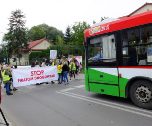 Kilka dni temu pod kołami auta zginął 9-latek. Mieszkańcy Krężnicy Jarej pod Lublinem mają dość. Protestują.