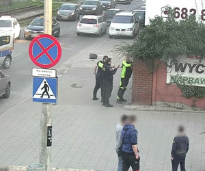 Pijany biegał po ulicy w centrum Łodzi i kopał przejeżdżające samochody. Interweniowali strażnicy miejscy