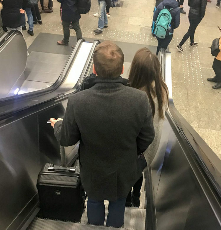 Tak całuje wiceminister Andruszkiewicz na dworcu