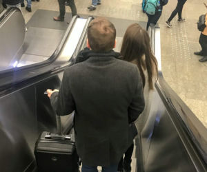 Tak całuje wiceminister Andruszkiewicz na dworcu