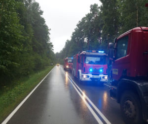 Ciężarówka w rowie, niebezpieczna kolizja między Mircem a Wąchockiem