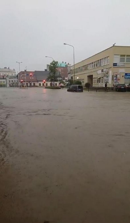 Powódź w Bielsku-Białej. Ulice zamienił się w rzeki. Zalane auta i posesje 