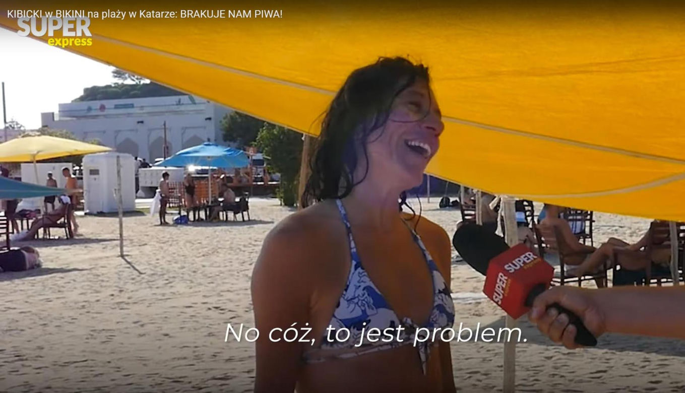 Piękne kibicki narzekają na brak piwa!