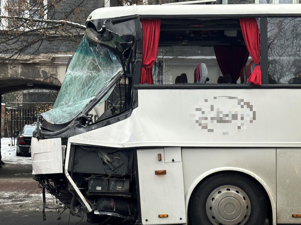 Czołowe zderzenie autokaru i autobusu miejskiego. Kabiny zmiażdżone, kierowcy w szpitalu