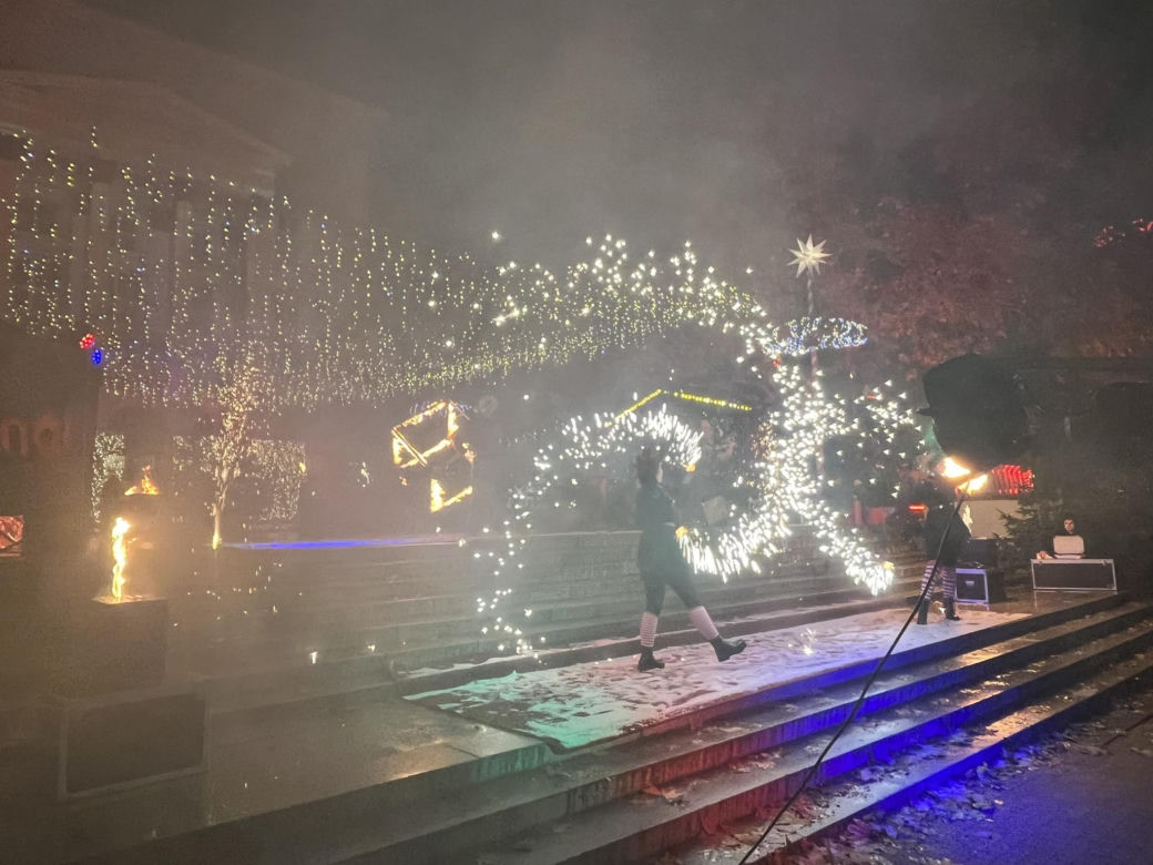 Betlejem Poznańskie 2023. Zimowe Fire Show na placu Wolności w Poznaniu
