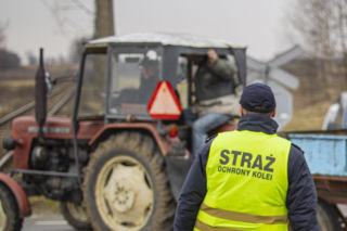 Pijany 60-latek jechał traktorem i groził siekierą. Powstrzymał go funkcjonariusz po służbie