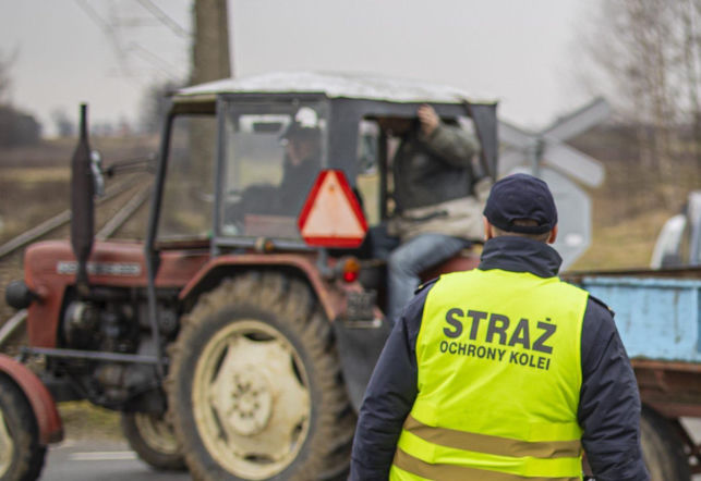 Pijany 60-latek jechał traktorem i groził siekierą. Powstrzymał go funkcjonariusz po służbie