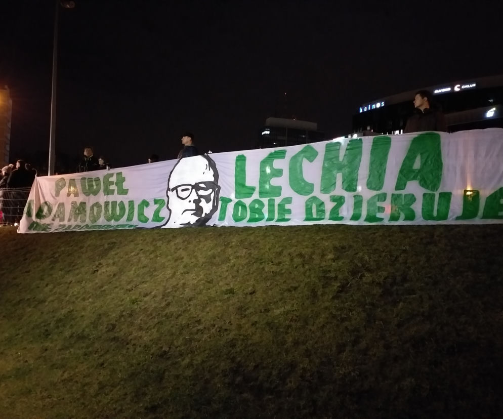 Flaga przygotowana przez kibiców Lechii Gdańsk na uroczystości żałobne