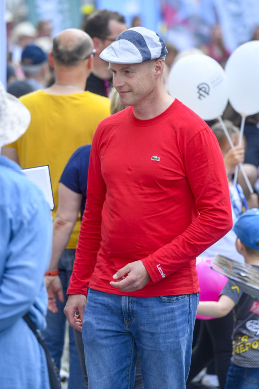 Krzysztof Igor Krawczyk wyciąga rękę do Ewy Krawczyk 