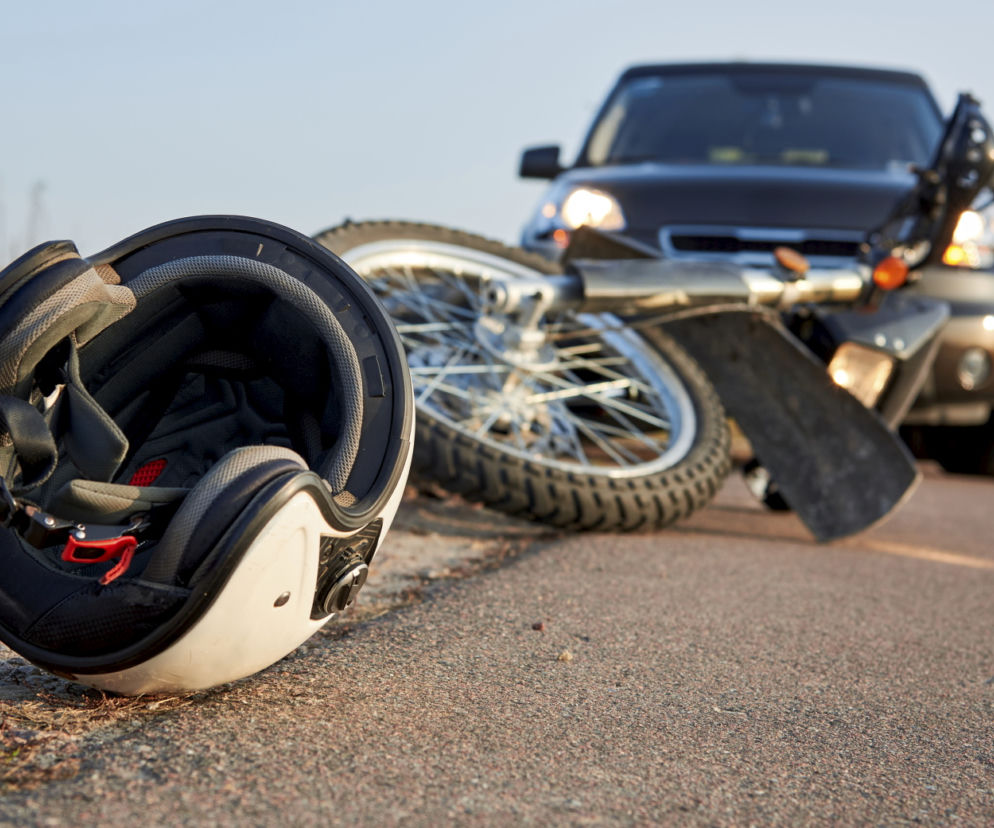 Koszmarny wypadek pod Górą Kalwarią. Motocyklista wyleciał z drogi do rowu