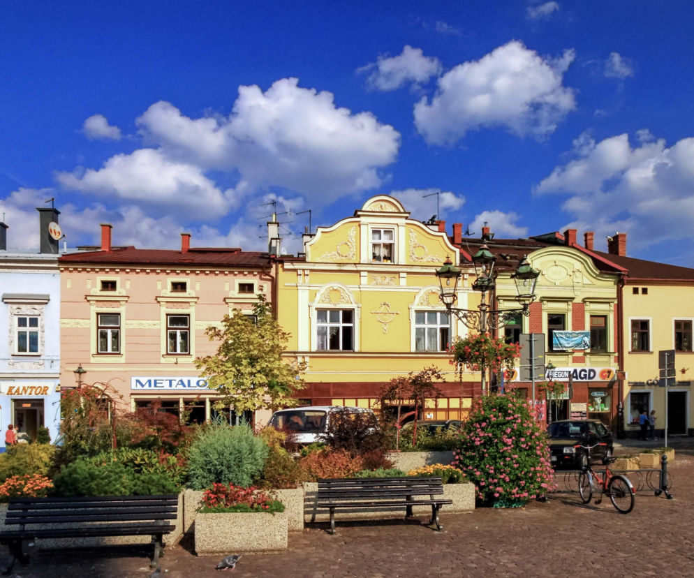 Kolorowe kamienice przy rynku w Skoczowie. O historii tego śląskiego miasta przeczytasz na Eska Śląskie.