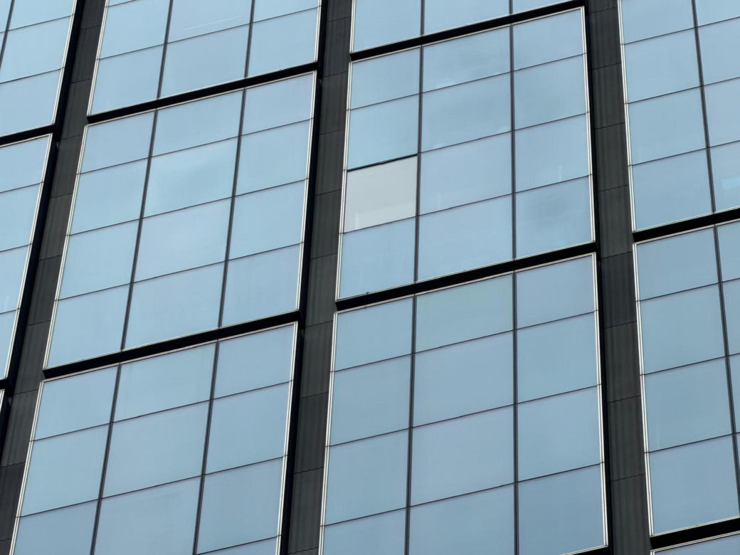 Potężna szyba runęła z Varso Tower! Co się dzieje z najwyższym wieżowcem w UE?