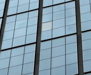 Szyba odpadła z Varso Tower i uszkodziła samochód. To kolejny taki incydent. Czy najwyższy wieżowiec w UE jest bezpieczny?