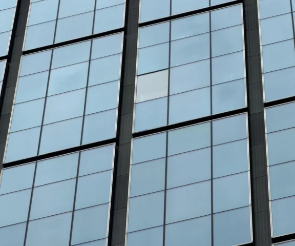Szyba odpadła z Varso Tower i uszkodziła samochód. To kolejny taki incydent. Czy najwyższy wieżowiec w UE jest bezpieczny?