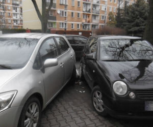 Pojazdy uszkodzone przez pijanego kierowcę na ul. Reymonta w Tarnowie