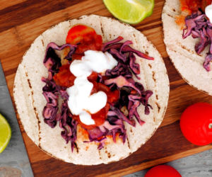 Tortilla z pieczonym kurczakiem i surówką z kapusty - obiad na poniedziałek z resztek niedzielnej uczty