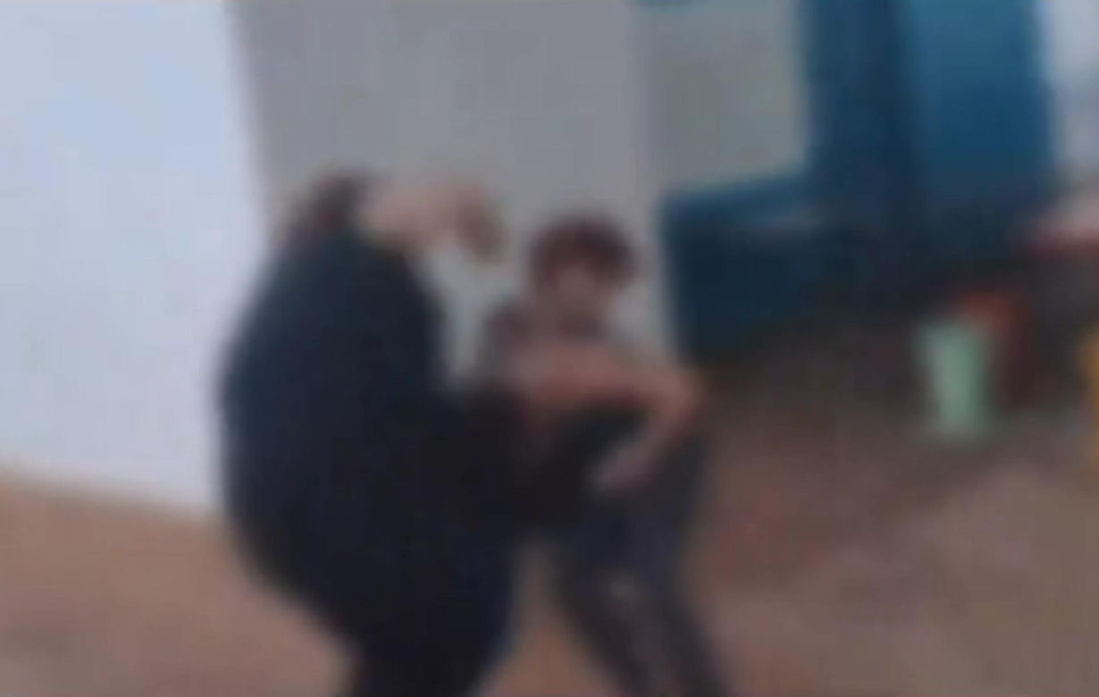 15-latki pobiły koleżankę i rozebrały ją na szkolnym korytarzu! Wideo w sieci