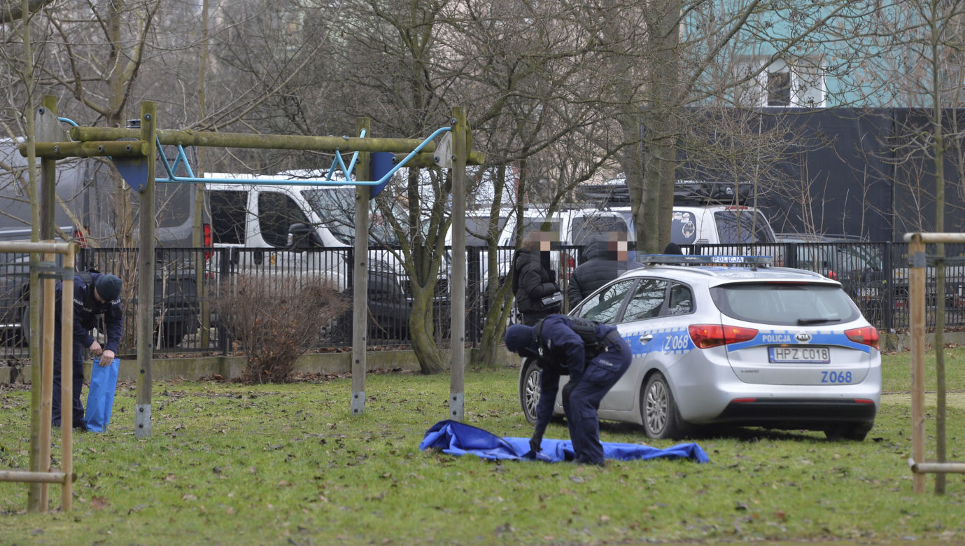 Tragedia na Mokotowie. Zwłoki młodziutkiej kobiety na szkolnym boisku