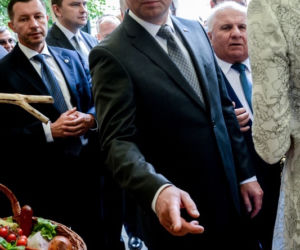 Prezydent Andrzej Duda je żonie z ręki. Czuły gest pierwszej damy.
