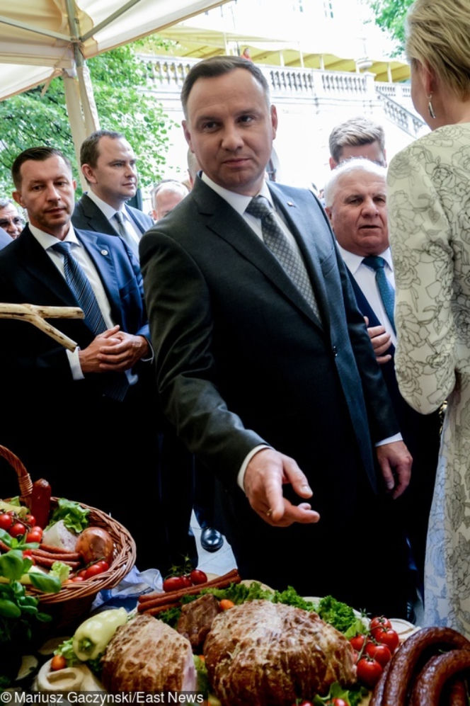 Prezydent Andrzej Duda je żonie z ręki. Czuły gest pierwszej damy.