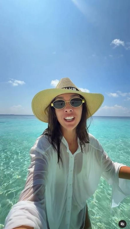 Klaudia Halejcio migdali się z ukochanym na piasku