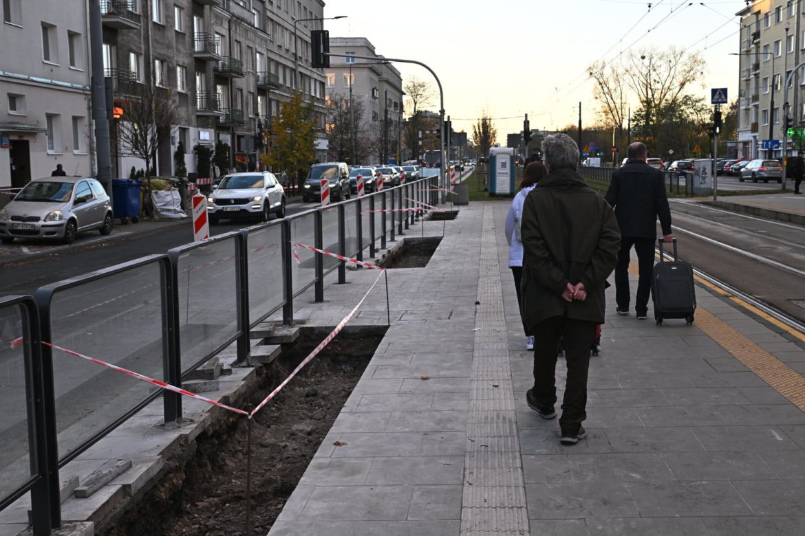 Najpierw wyremontowali przystanki, teraz je niszczą by zasadzić zieleń. Absurd na ul. Grochowskiej