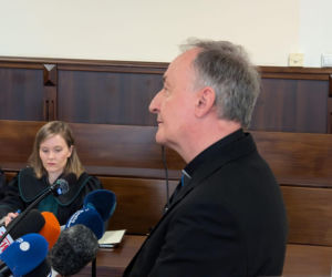 Bp Andrzej Jeż na sali sądowej