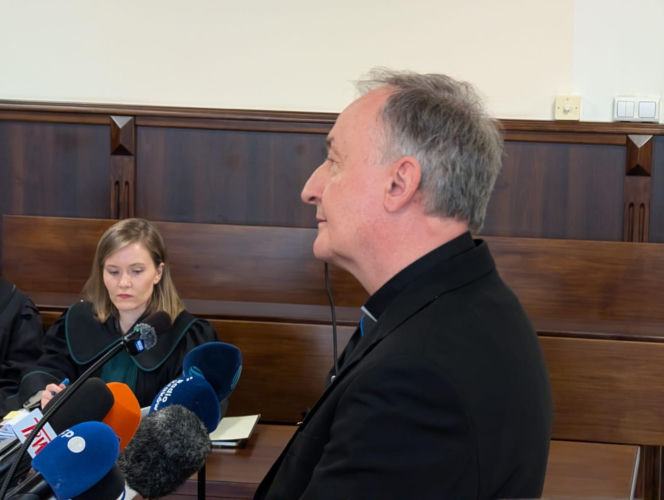 Bp Andrzej Jeż na sali sądowej