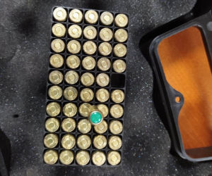 AKCJA policji w Kutnie. Zatrzymane małżeństwo dilerów. W garażu NARKOTYKI I BROŃ 