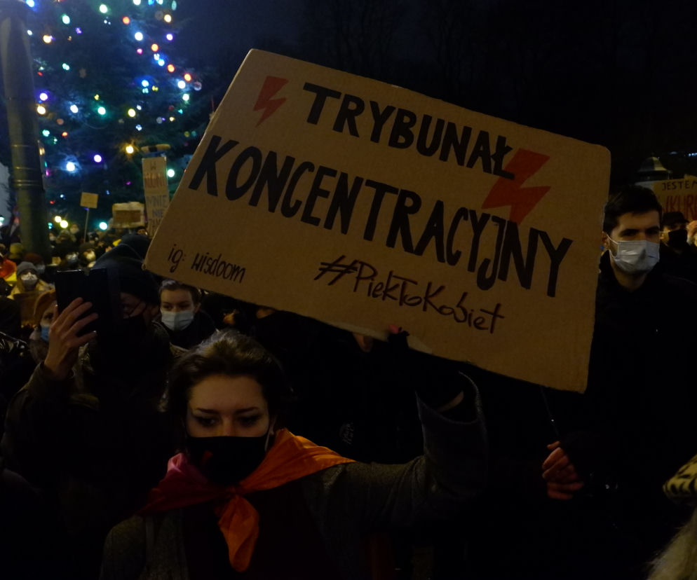 Tysiące osób protestowało w Krakowie po publikacji uzasadnienia wyroku w sprawie aborcji
