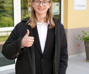 Uczniowie dzielą się wrażeniami po egzaminie z polskiego