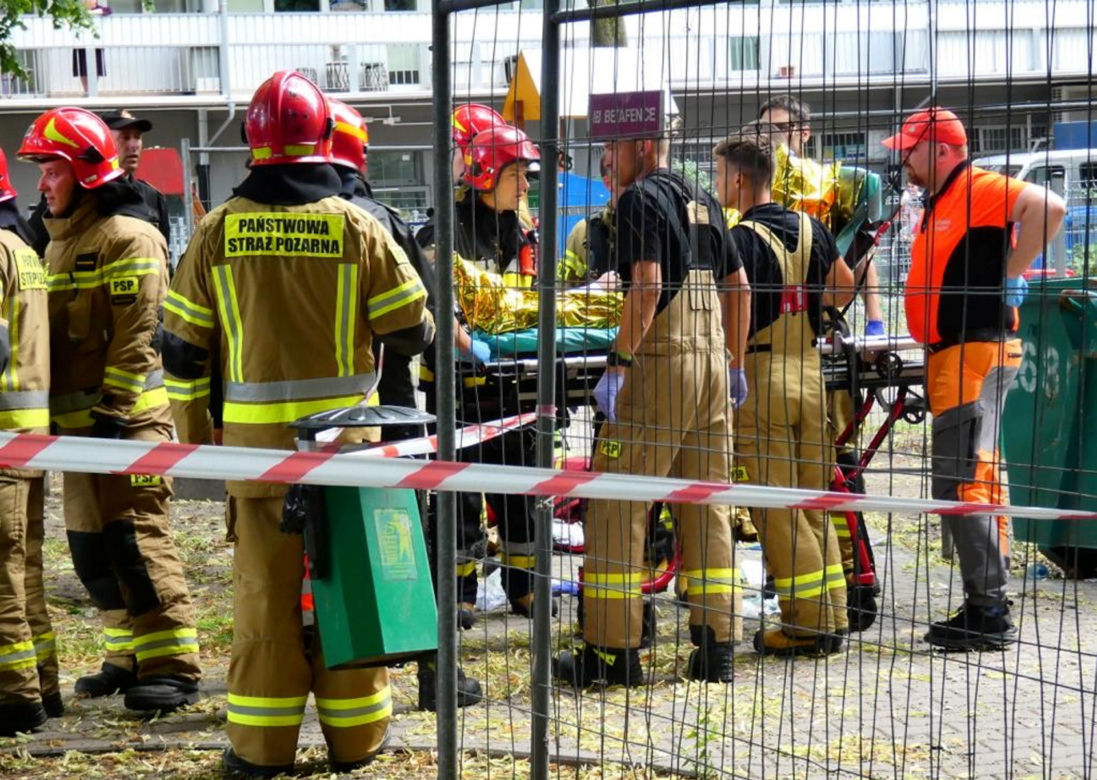Horror na Woli. Pracownicy spadli z czwartego piętra. Winda budowlana zawisła na dwóch linach