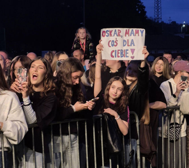 Tłumy na Festiwalu Pod Zaporą w Brodach! Oskar Cyms i „Złoty Gumiak” skradli serca publiczności