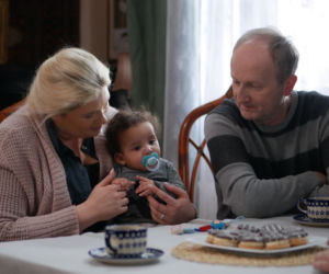 Pierwsza miłość. Seweryn (Mirosław Kropielnicki), Karolina Kazanowa (Elżbieta Romanowska) i jej syn