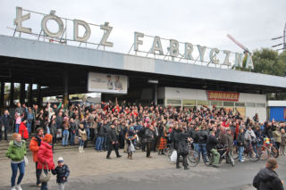 Neon Łódź Fabryczna jednak nie trafi na biurowiec? PKP jeszcze nie zdecydowało